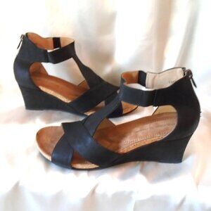 EUC💥AWESOME ADRIENNE VITTADINI BLACK STRAPPY WEDGE SHOES BACK ZIP ~ SIZE 9.5